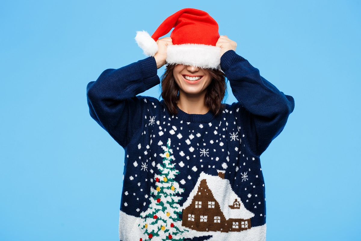 Cómo hacer tu propio ugly sweater navideño de forma sostenible.